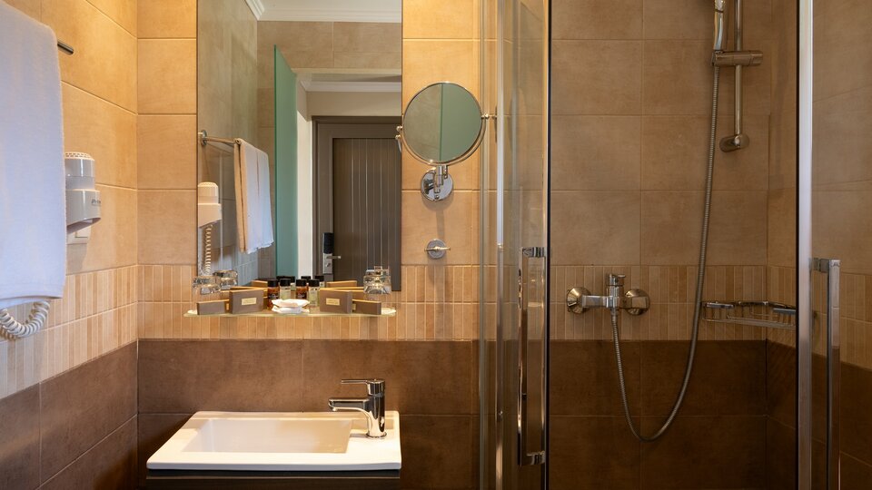 Tiara Holidays - Canvas by Mitsis Messonghi - beach front bungalow sea view - bathroom